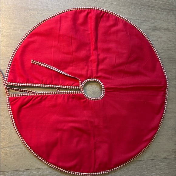 Festive Red Tree Skirt with Angel and Star Design - Picture 3 of 3